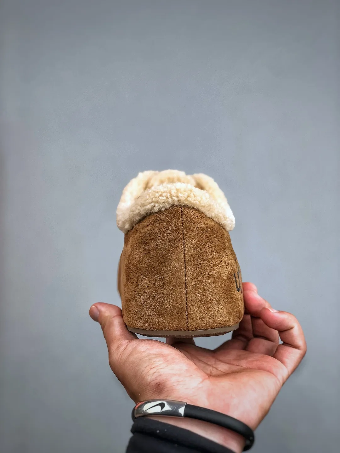 💰520 supports the store G UGG2025ss official website latest hanni thick sole, I love it so much, and it is very light and easy to wear. When paired with socks, it has a super sweet girly feel. Dopamine color, full of vitality, really super girl ~ fall in love at a glance, original material of the upper, original outsole, soft and comfortable on the feet, versatile, can make the legs look longer in seconds, a must-have item for summer Size: 35-40